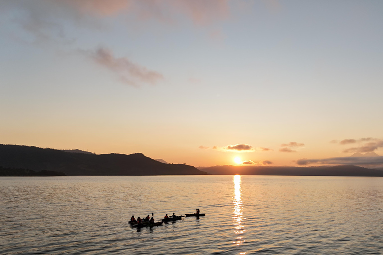 San Salvador: Wycieczka kajakowa o wschodzie słońca po jeziorze Ilopango z odbiorem