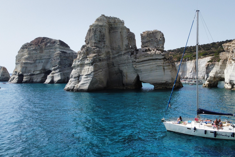 Milos : Croisière privée d&#039;une journée vers Kleftiko avec déjeunerCroisière privée d&#039;une journée vers les grottes de Kleftiko