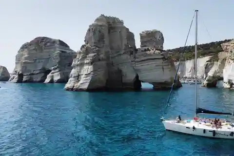Milos : Crucero Privado de Día Completo a Kleftiko con Almuerzo