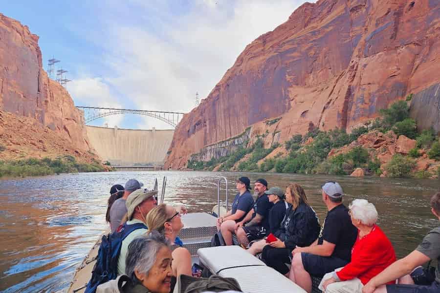Page: Halbtägige Rafting-Tour auf dem Colorado River am Horseshoe Bend. Foto: GetYourGuide