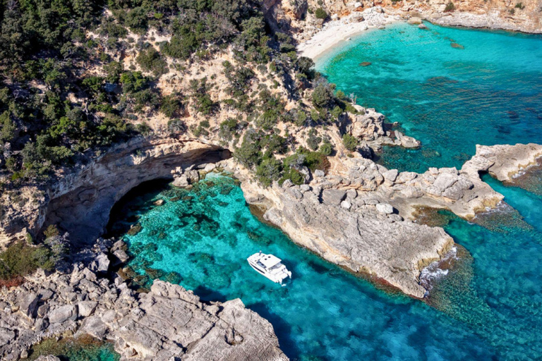 Cala Gonone: Gulf of Orosei Catamaran Cruise with Aperitif