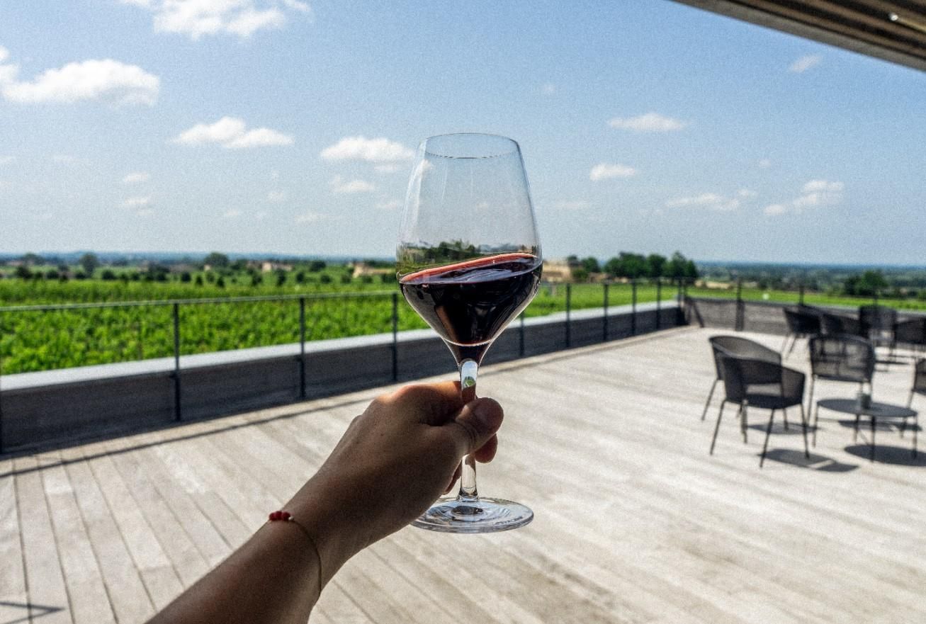 Die Verkostung auf der Dachterrasse im Château Balestard La Tonnelle in Saint-Emilion
