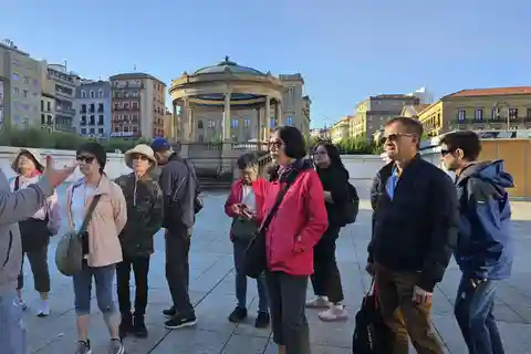 Pamplona: Walking Tour and Photo Session with Bulls