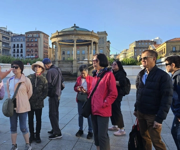 Pamplona: Walking Tour and Photo Session with Bulls