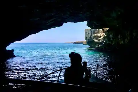 Polignano a Mare: Tour of Barca Tra Grotte with Aperitivo