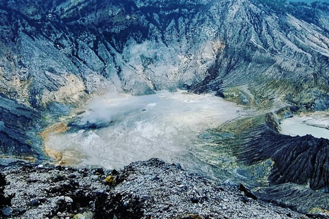 Jakarta: Vulcano, campi di tè/riso, sorgenti termali, cibo localeTour per piccoli gruppi (massimo 7 viaggiatori)