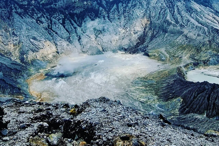 Jakarta: Vulcano, campi di tè/riso, sorgenti termali, cibo localeTour per piccoli gruppi (massimo 7 viaggiatori)