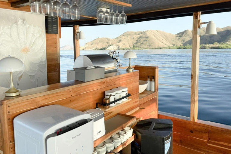 Komodo: Full-Day Sailing Trip by New Luxury Phinisi