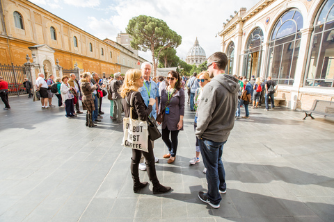 Vaticano, Cappella Sistina e San Pietro: tour guidatoTour per piccoli gruppi con un massimo di 20 persone in italiano