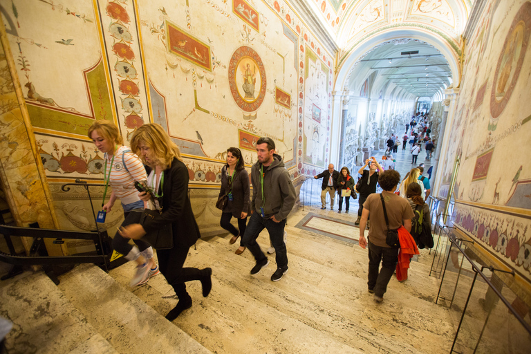 Vaticano, Cappella Sistina e San Pietro: tour guidatoTour per piccoli gruppi con un massimo di 20 persone in italiano