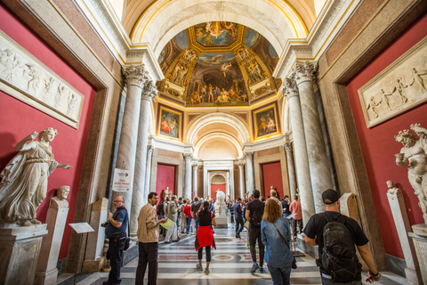 Vaticano, Cappella Sistina e San Pietro: tour guidatoTour per piccoli gruppi con un massimo di 20 persone in italiano