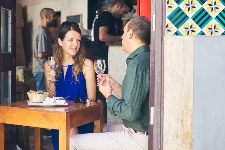 Lisboa: tour privado por la noche con bebidas y bocadillos en Alfama