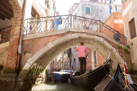 Venetië: Canal Grande per gondel met toelichtingGedeelde gondeltocht met gids