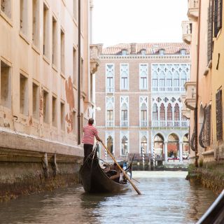 Venezia: Canal Grande in gondola con commento informativo