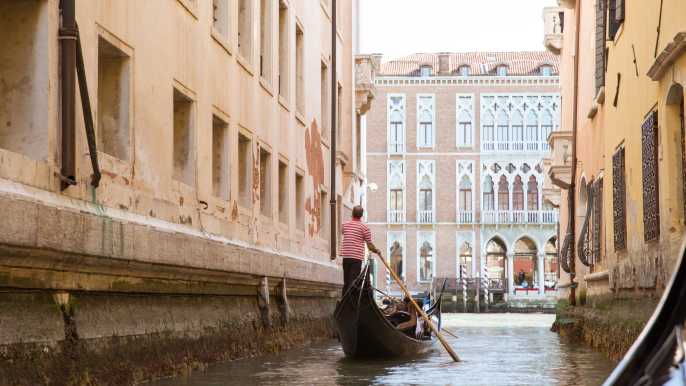 Venecia: en góndola por el Gran Canal con explicaciones