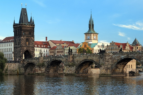 Rondleiding door Praag per bus, te voet, boot met snack en museumTour in het Engels