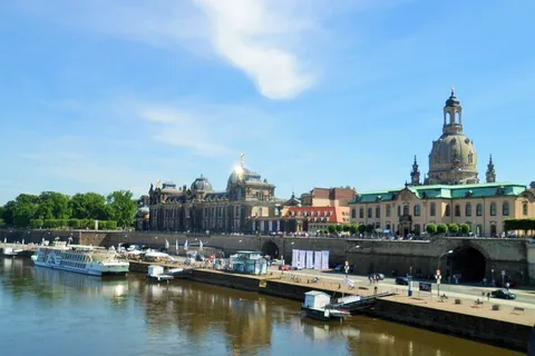 Dresden: Bootsfahrt mit Weinverkostung und Snacks