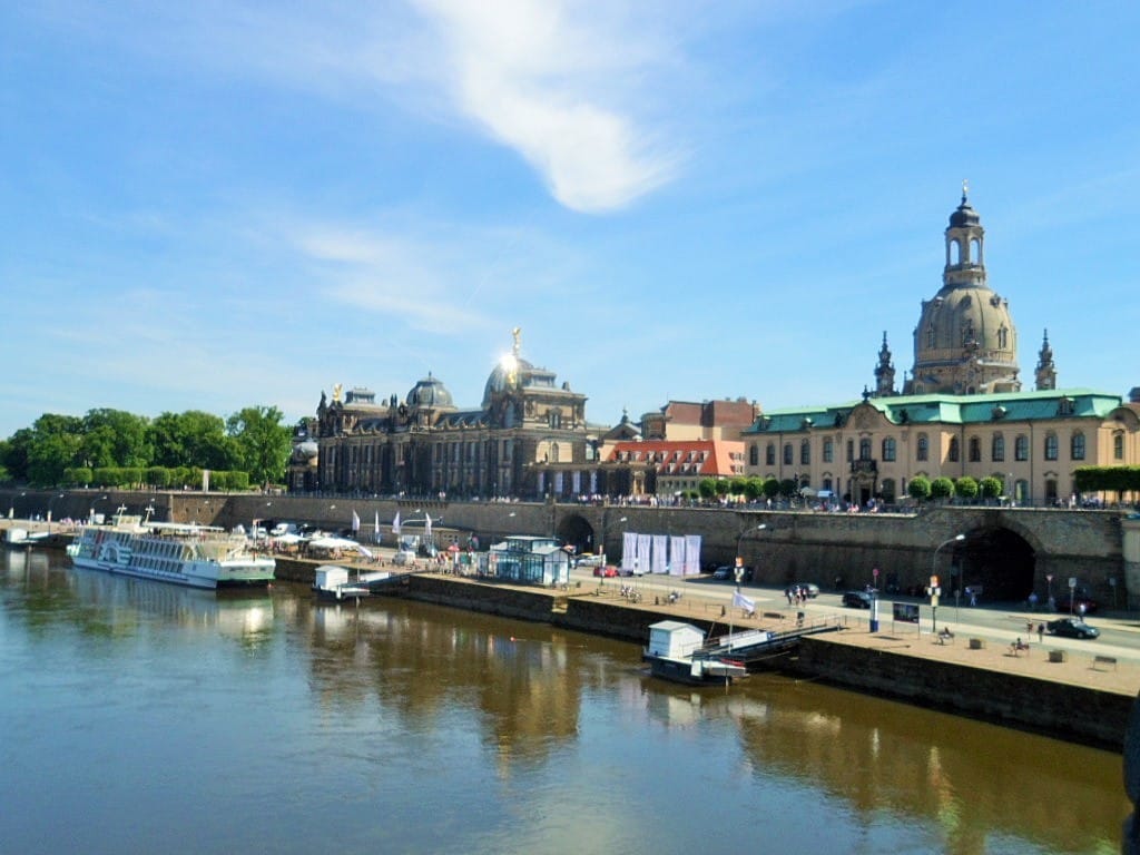 Dresden: Bootsfahrt mit Weinverkostung und Snacks