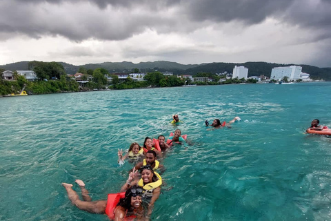 Montego Bay : Journée plage avec sports nautiques et transportDepuis Montego Bay