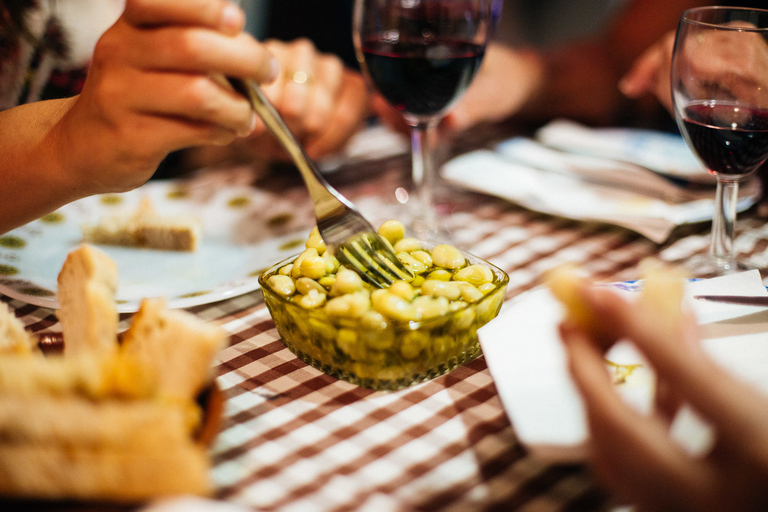 Lisboa: tour privado por la noche con bebidas y bocadillos en Alfama