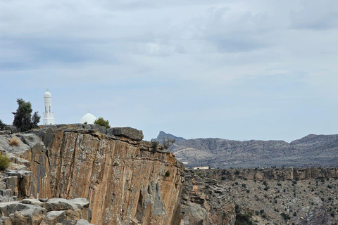 Muscat: Nizwa and Al Jabal Al Akhdar Private Tour with Lunch