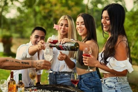 Villanueva: Fundación Loros Sunset Tour with Winetasting