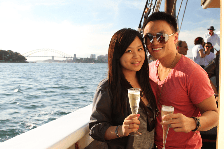 Sídney: crucero por el puerto con cena al atardecerCrucero por el puerto de Sídney con cena al atardecer