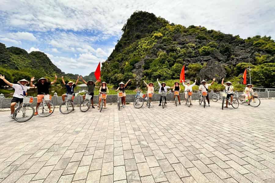 Von Hanoi: Ninh Binh, Hoa Lu, Tam Coc & Mua-Höhle – Tagesausflug. Foto: GetYourGuide Von Hanoi: Ninh Binh, Hoa Lu, Tam Coc & Mua-Höhle – Tagesausflug. Foto: GetYourGuide