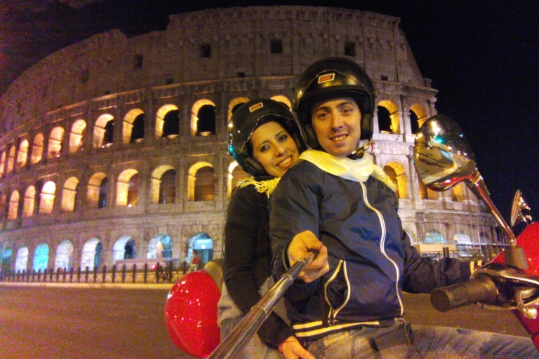Explora Roma de noche con una VespaExplore Roma de noche con una Vespa