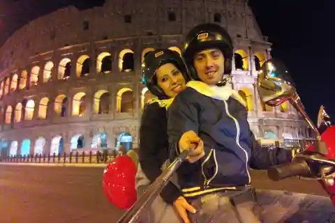 Rome: Nighttime Vespa Rental