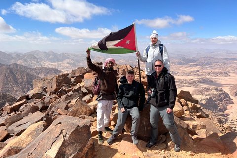 瓦迪拉姆：本地导游带您徒步前往杰贝尔乌姆达米瓦迪拉姆：本地导游带你徒步前往杰贝尔乌姆达米