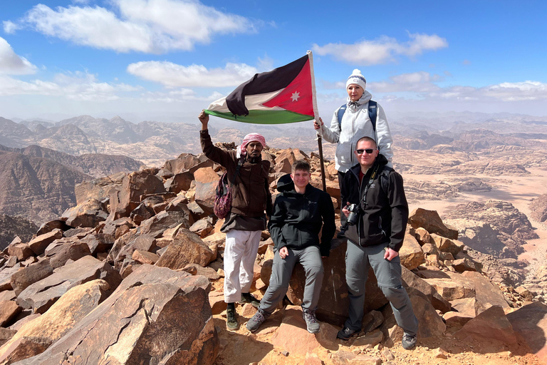 瓦迪拉姆：本地导游带您徒步前往杰贝尔乌姆达米瓦迪拉姆：本地导游带你徒步前往杰贝尔乌姆达米