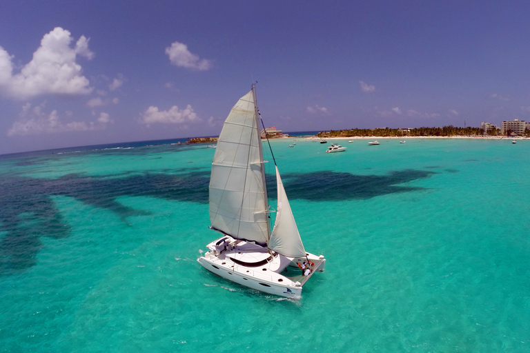 Isla Mujeres: Katamaran med öppen bar, snorkling och lunchTurné med öppen bar