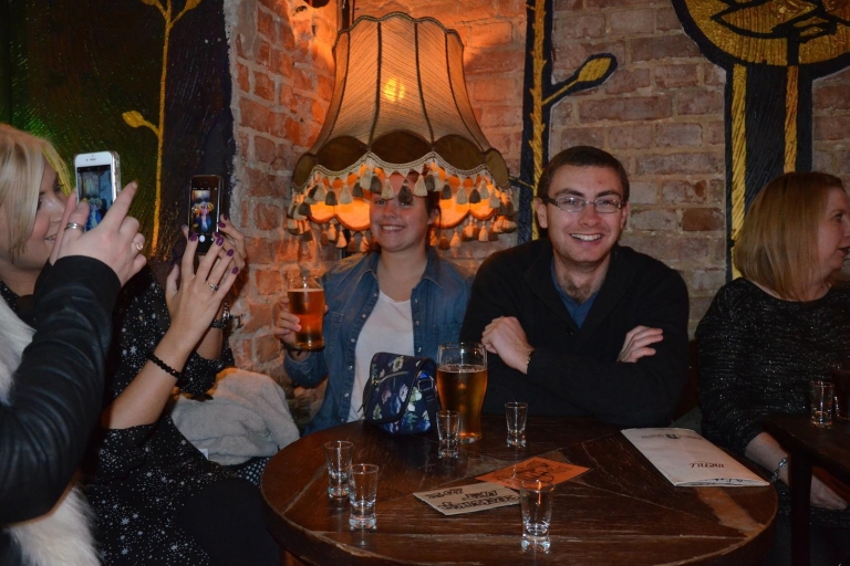 Warschau: Private Vodka Tasting Night mit Snacks und PickupWarschauer Wodka Tasting Night von Retro Fiat in englischer Sprache