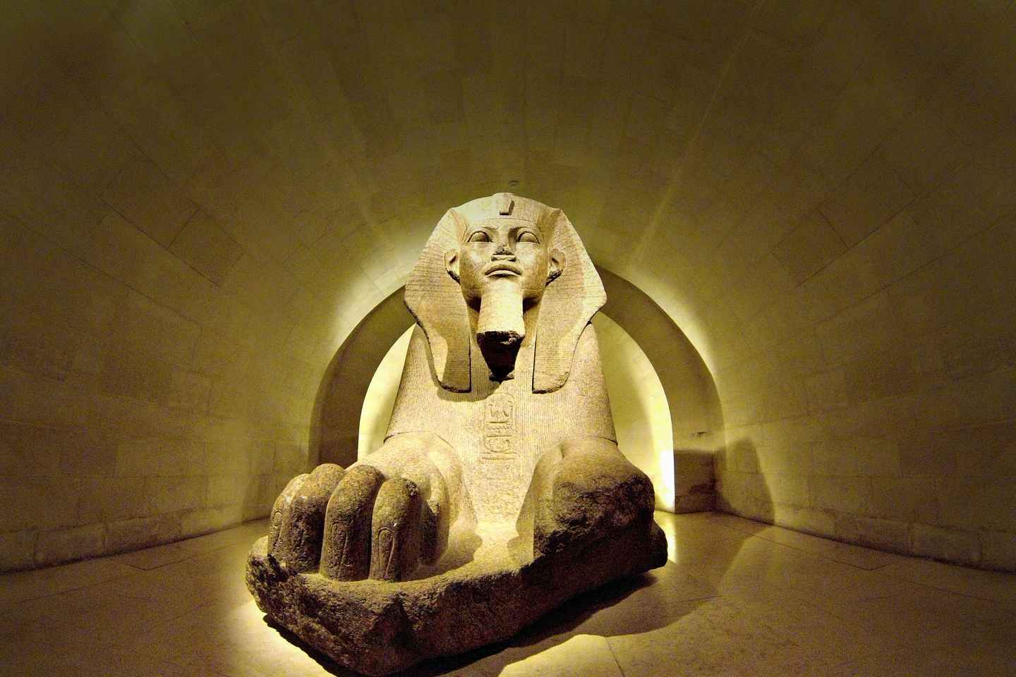 Night at the Louvre Museum: 6-people Max Guided Exploration