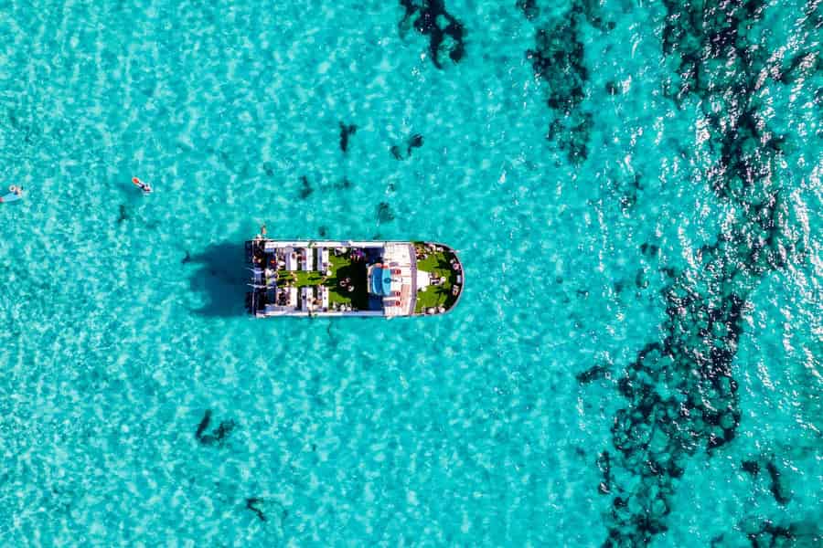 Ibiza: Ganztägiger Formentera-Ausflug mit All-Inclusive & Party bei Sonnenuntergang. Foto: GetYourGuide