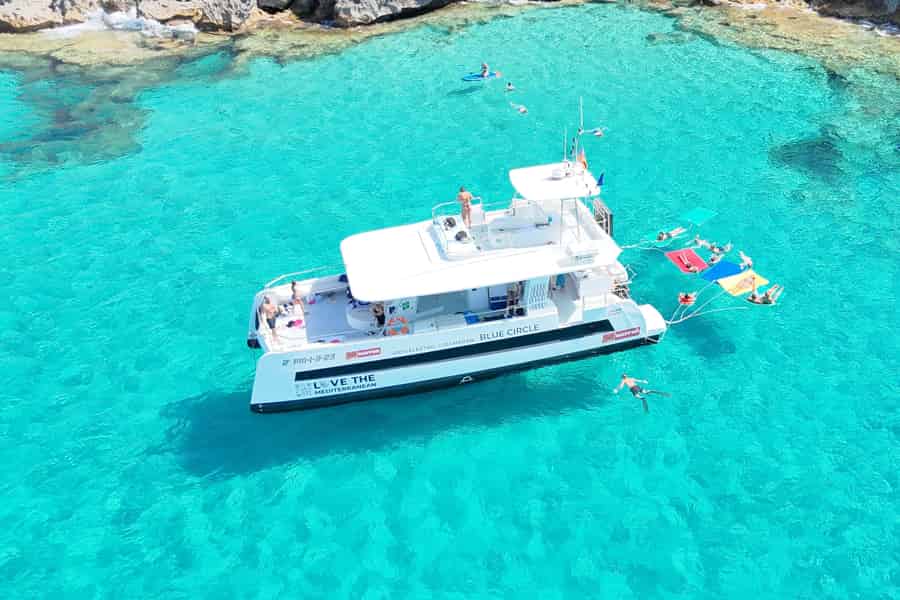 Palma: Deluxe Katamaran mit Snacks, Getränken, SUP und Schnorcheln. Foto: GetYourGuide