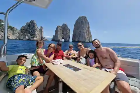 Rundtur på Capri: upptäck VIP-ön med båt