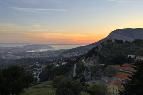 Split: Visita panorámica de la ciudad al atardecer en KlisExcursión nocturna al atardecer en Klis
