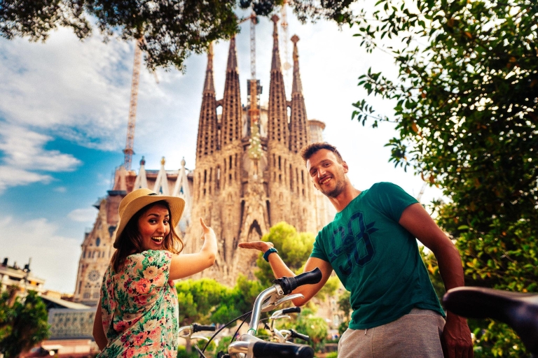 Barcelona: Gaudí Private Bike Tour avec un localVisite privée à vélo de Gaudí avec un local