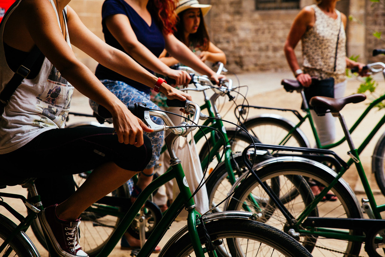 Barcelona: Gaudí privada paseo en bicicleta con un localExcursión privada en bicicleta a Gaudí con un local