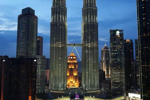 Kuala Lumpur: KLCC & Night Market Small Group Tour