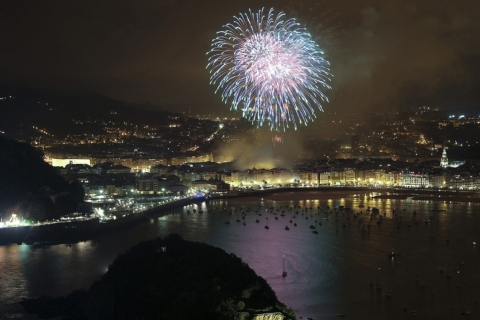 San Sebastián: Crucero en yate con fuegos artificiales