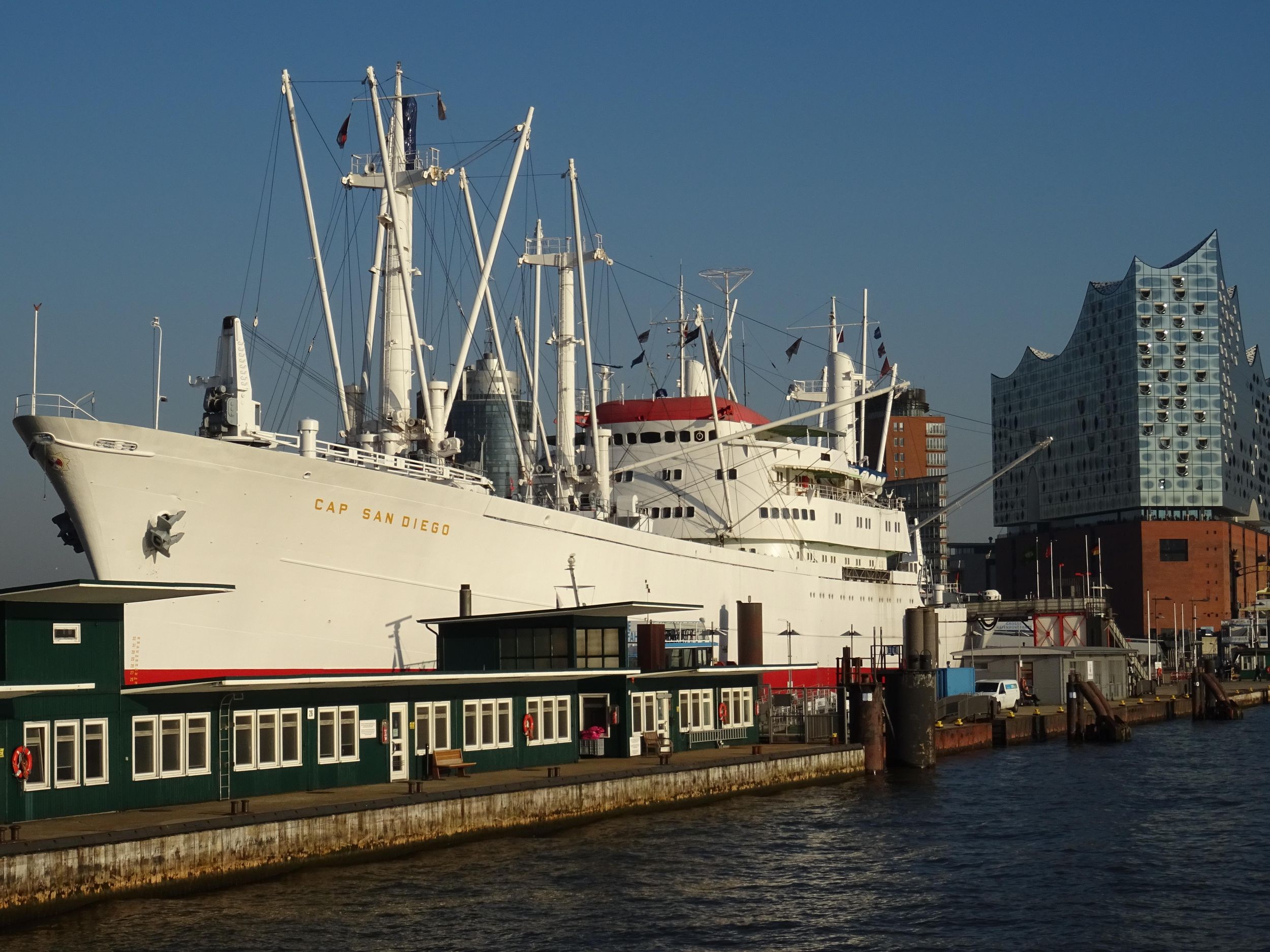 Kiel:Hamburg mit Hafenrundfahrt, Elbphilharmonie und persönlichem Guide