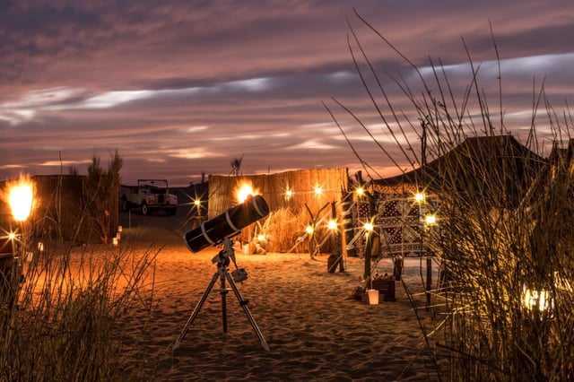 Dubai: Safari nocturno privado y astronomía con cena de 3 platos