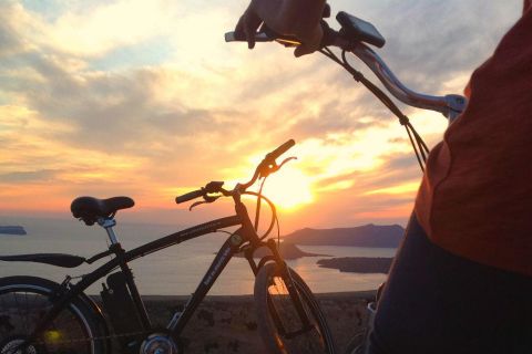 Santorini: tramonto e degustazione di vini in bici elettrica