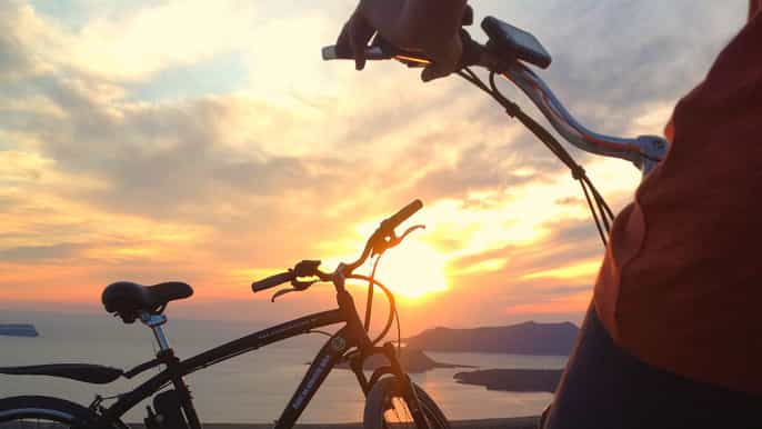 santorini tramonto e degustazione di vini in bici elettrica