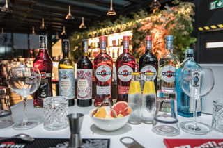 Milan: Navigli District Cocktail Class with Snacks