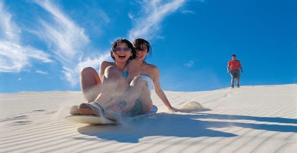 Tour ab Perth: Pinnacles, Koalas, Geländewagen & Sandboarding