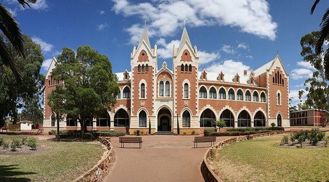 Full Day Pinnacles Desert and New Norcia